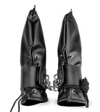 Laden Sie das Bild in den Galerie-Viewer, BDSM-Fäustlinge aus Kunstleder