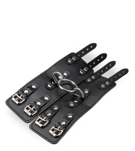 Laden Sie das Bild in den Galerie-Viewer, BDSM-Fesseln aus schwarzem Kunstleder