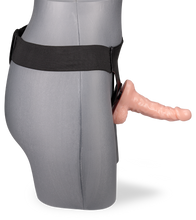 Laden Sie das Bild in den Galerie-Viewer, Hautfarbener Umschnalldildo mit O-Ring-Gurt