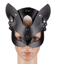 Laden Sie das Bild in den Galerie-Viewer, Katzenmaske aus Kunstleder mit Metallnieten
