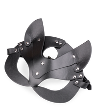 Laden Sie das Bild in den Galerie-Viewer, Katzenmaske aus Kunstleder mit Metallnieten