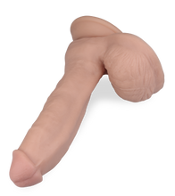 Laden Sie das Bild in den Galerie-Viewer, Saugnapf-Dildo mit großen Hoden 24 cm